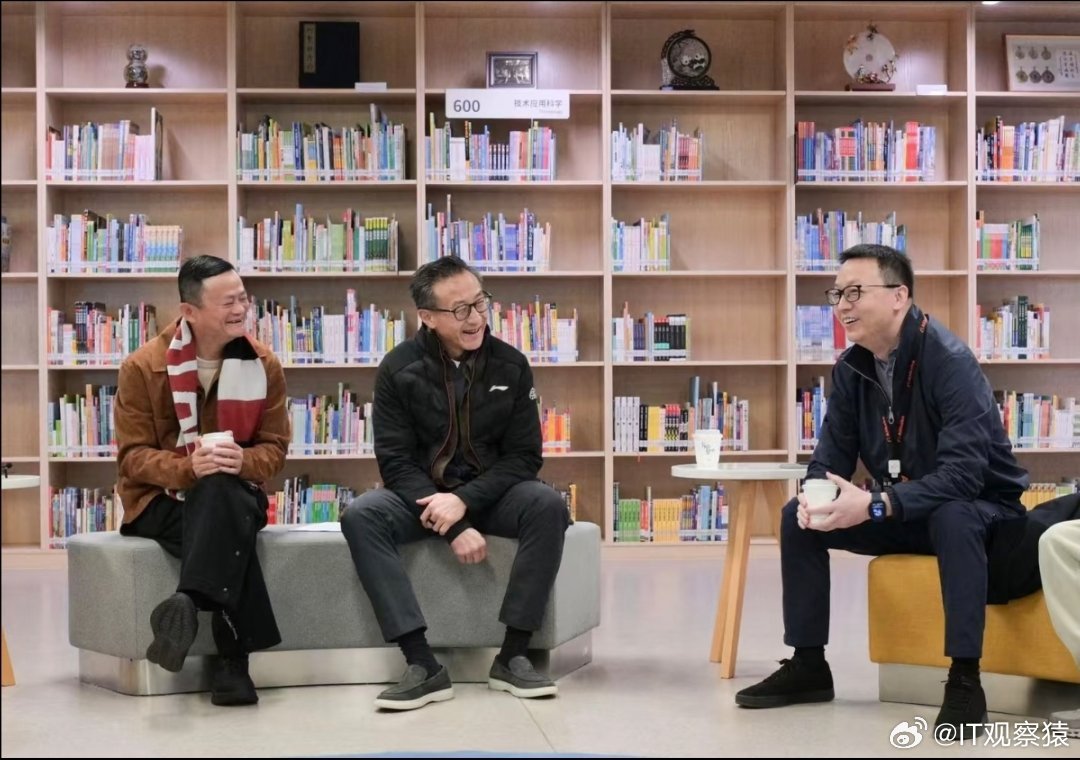 马云带领阿里高管现身杭州云谷学校，和老师们谈AI带来的挑战和机会。 