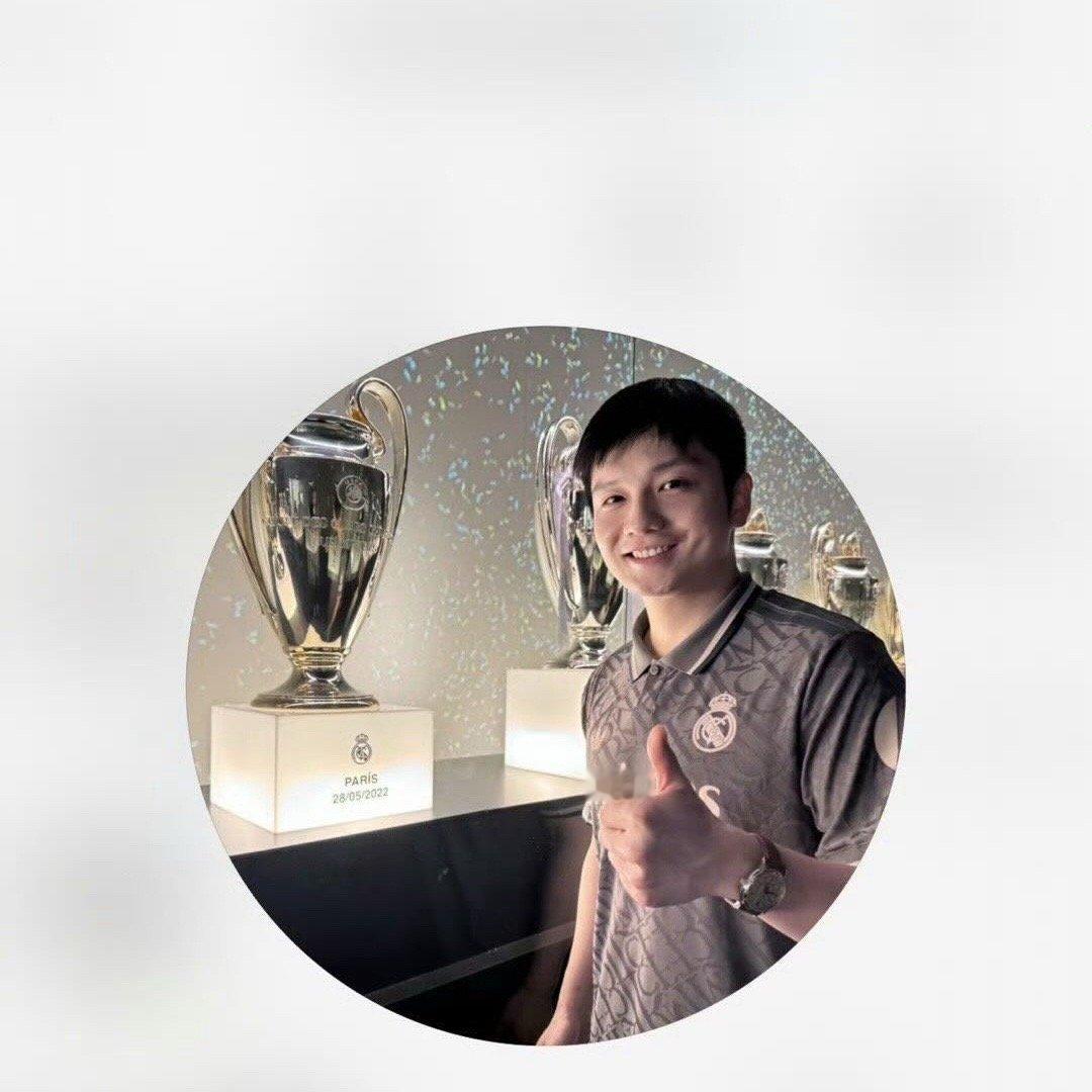 咚咚大王喜欢皇马是有迹可循滴！[太开心]#竟燃是你# ​​​