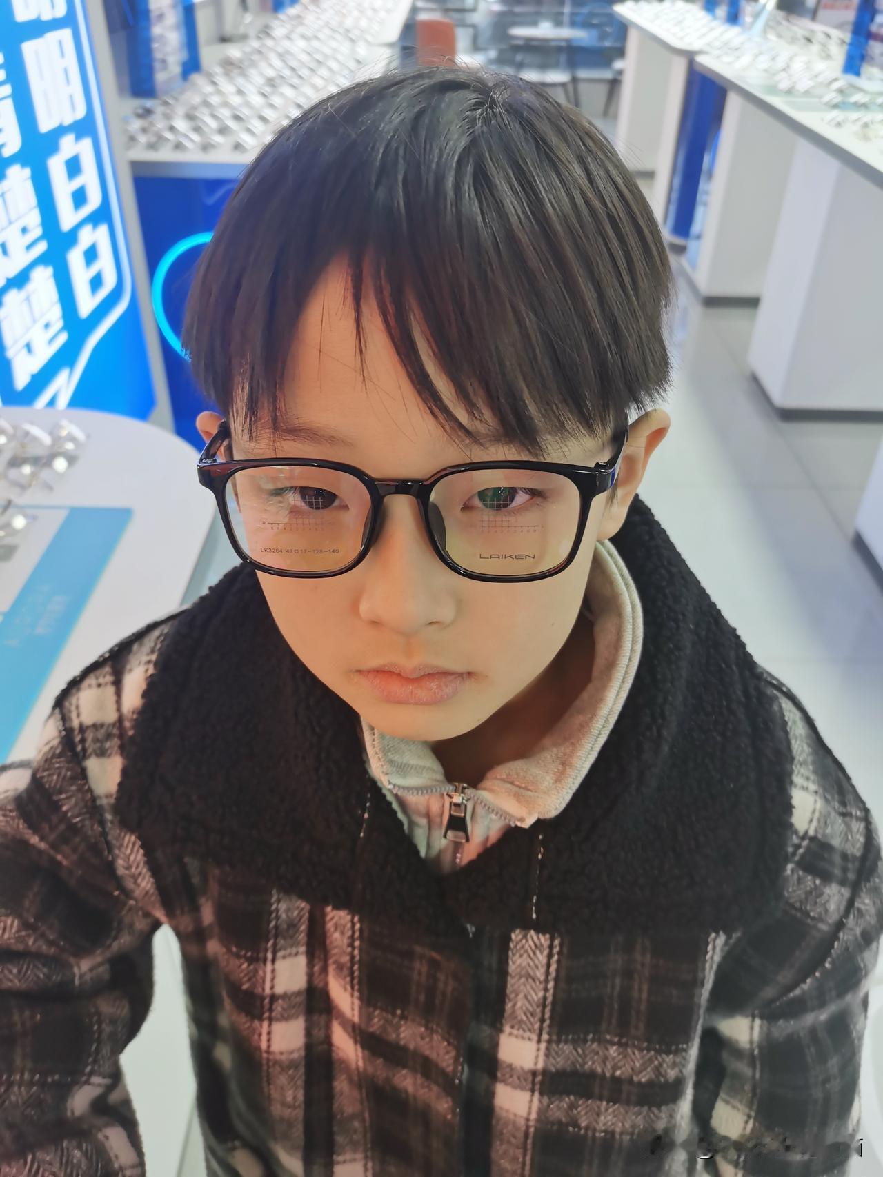 冬日生活打卡季就这种防控眼镜，朋友花了六千给孩子配的，我资金有限配了个1500的