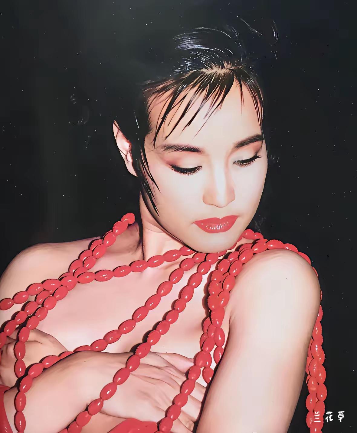 八十年代的刘晓庆还拍过这样的一张照片，够前卫的，尽管被称为“艺术照”。