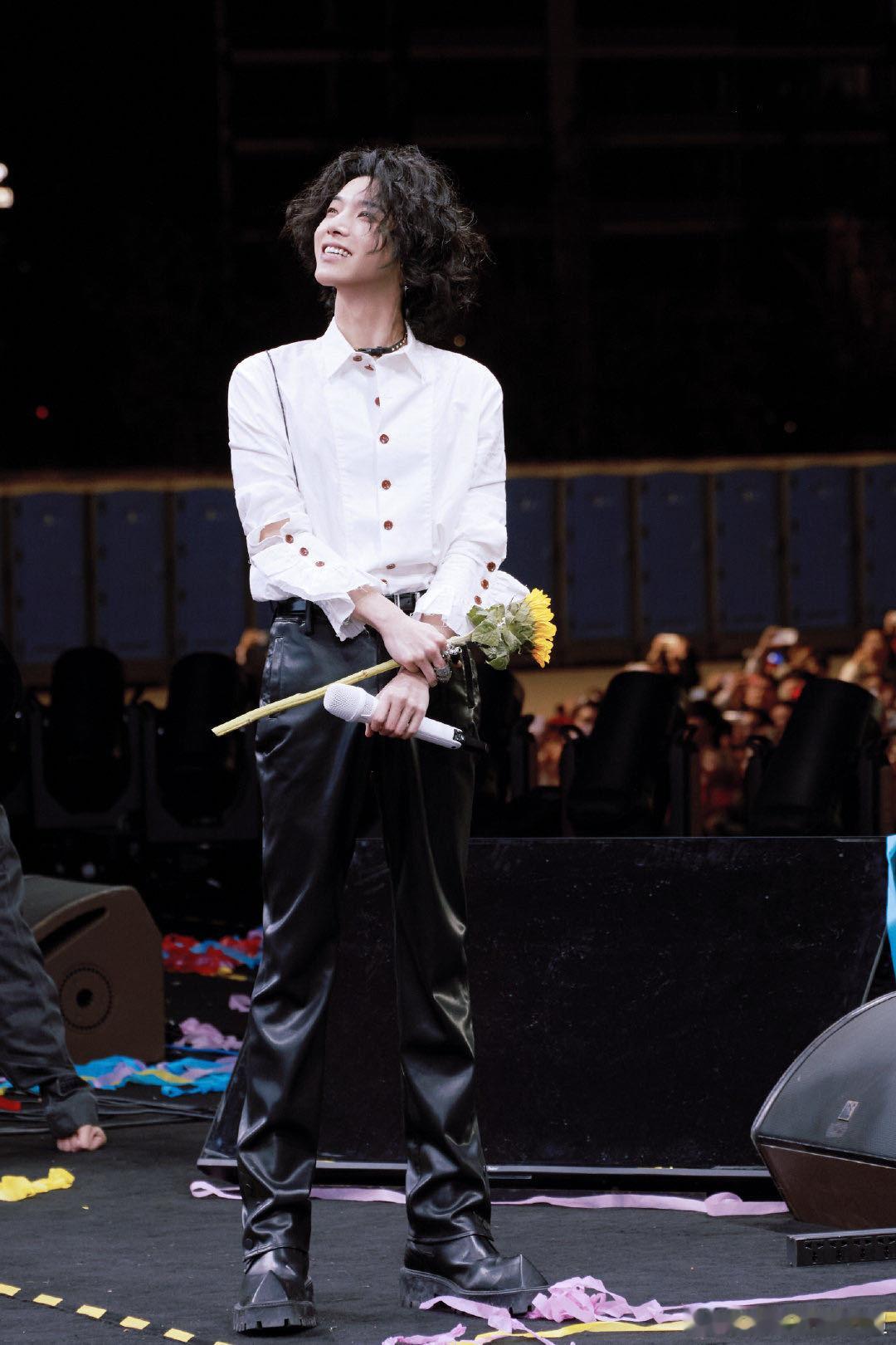 华晨宇 这一天不会让大家等太久 这句话，是他说给火星人的暗号。时隔12年再许同一