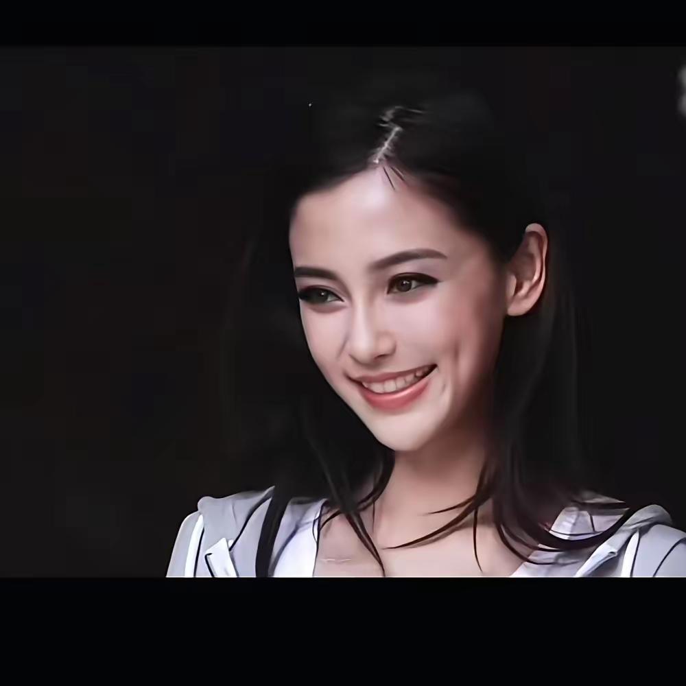 这张脸就是她最好的风水，
离开黄晓明，并没有一蹶不振，
靠这张认识了黄晓明，
享