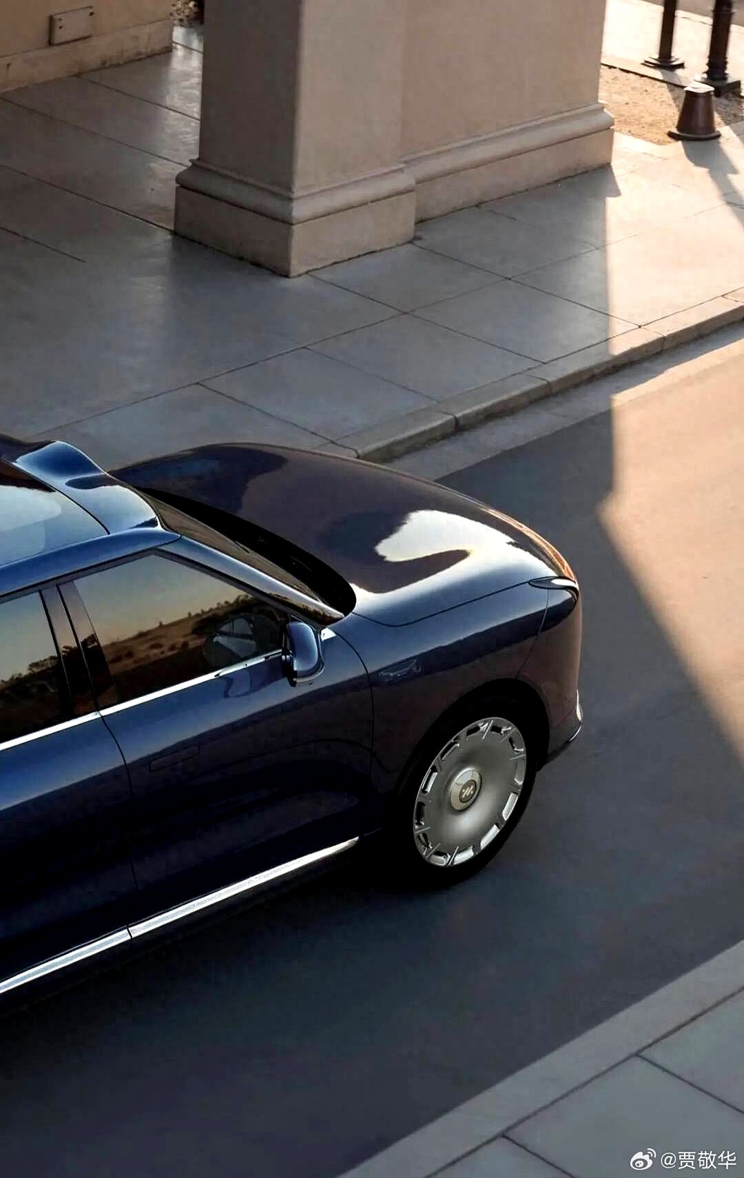 前几年彩电、冰箱和大沙发是新能源汽车的标配，汽车越来越像房车。然而，智己直接把地