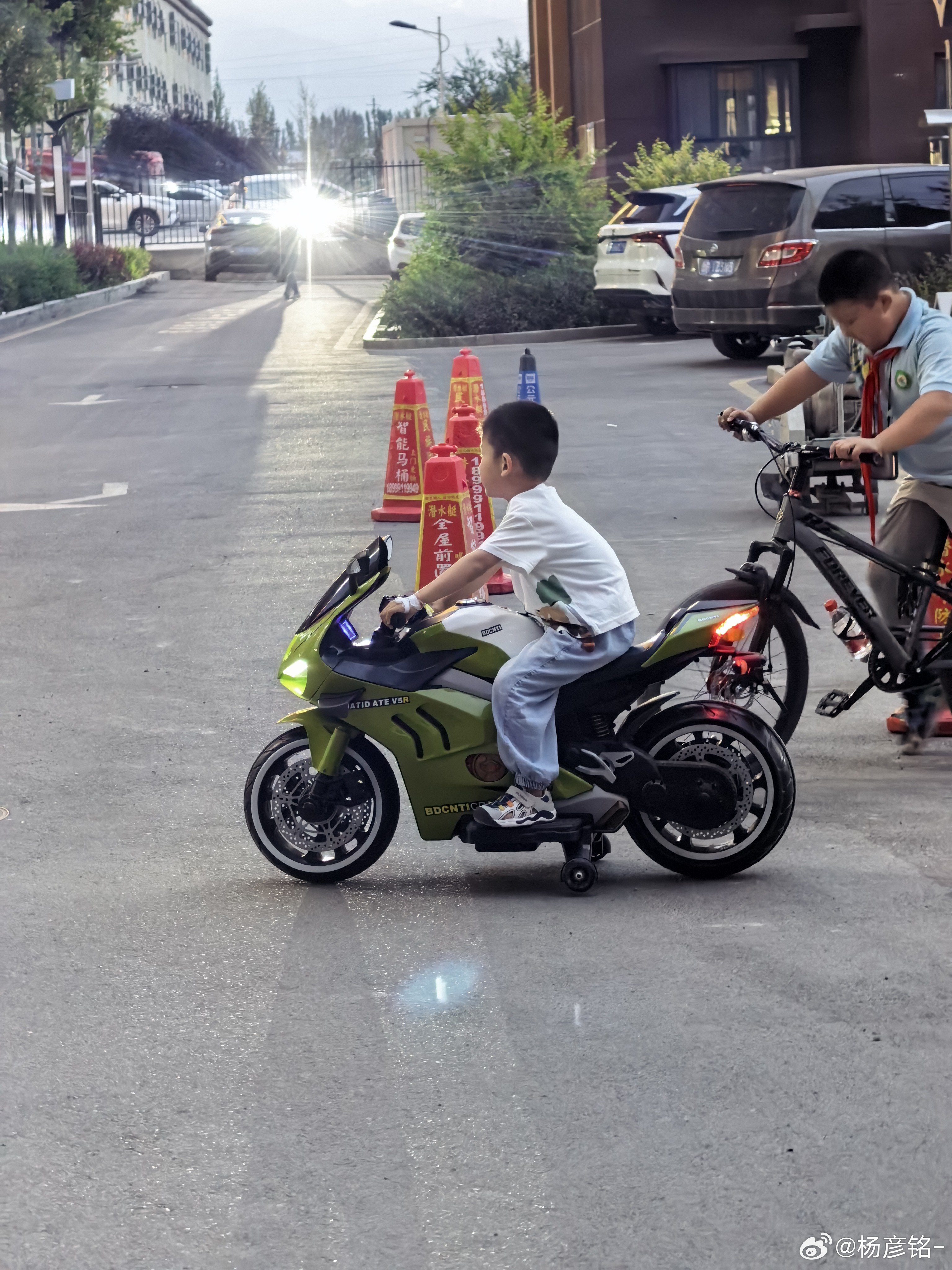 小小年纪，摩托车都安排上了 