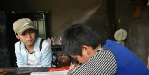 西藏有个女孩，出生刚6个月，父母就离婚了，把她扔给姑姑抚养。到了2007年，姑姑