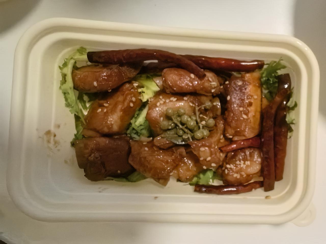 简单的便当，藏着平实的烟火滋味。一份麻香肉块，红油点缀，花椒提鲜，肉香醇厚。金黄