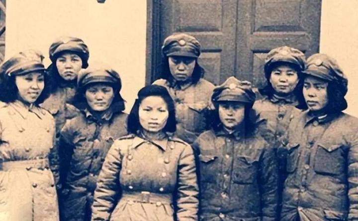 1942年7名军统姑娘被日本鬼子围住。日本鬼子见是女兵，兽性大发，便丢下枪，一窝