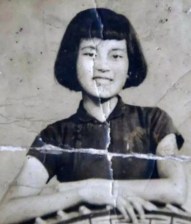 1937年，南京，日军撕掉了一位7岁女孩的衣服，女孩的母亲目睹这一幕，悲痛欲绝，