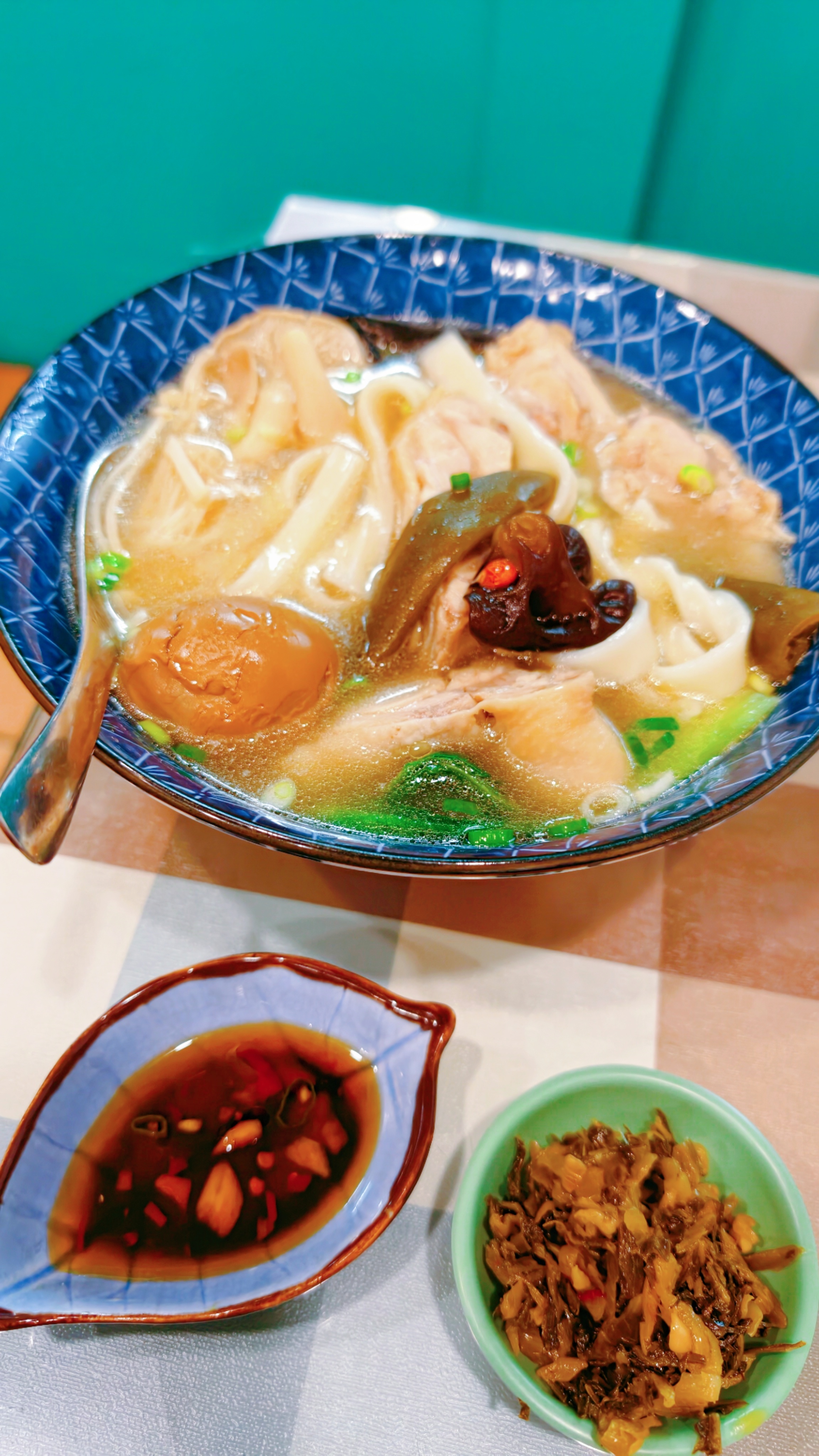 夜色裡,我又走進那家好久沒吃的眷村麵食館。沒多想,還是點了老味道—那碗熟悉的剝皮