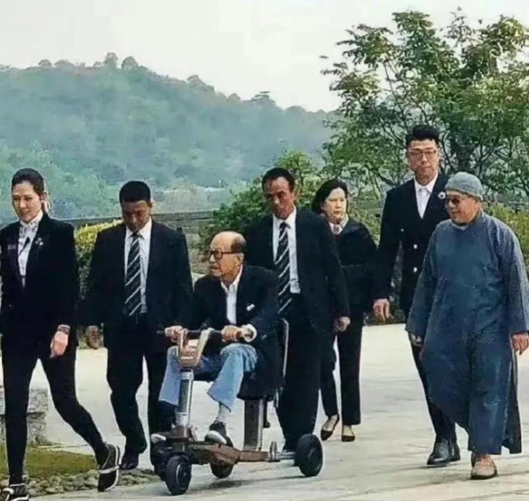 96岁的李嘉诚如今需要得道高僧寸步不离！ ​​​