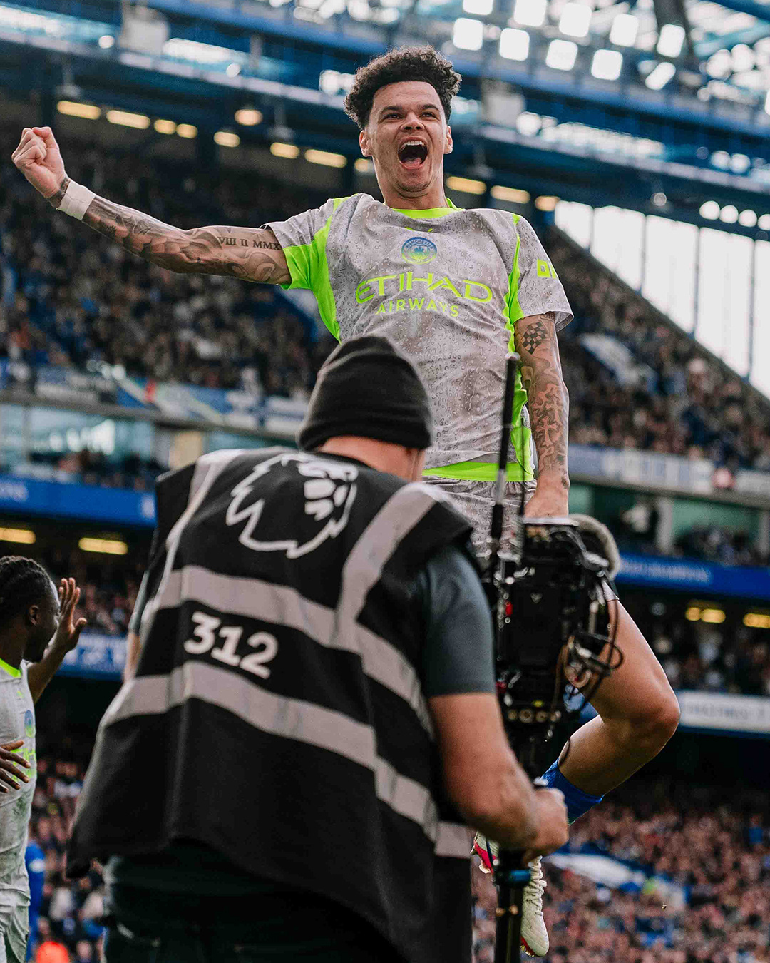 曼城势如劈竹，在斯坦福桥完胜心不在焉的切尔西，与阿森纳只差6分，周末在伊蒂哈德就