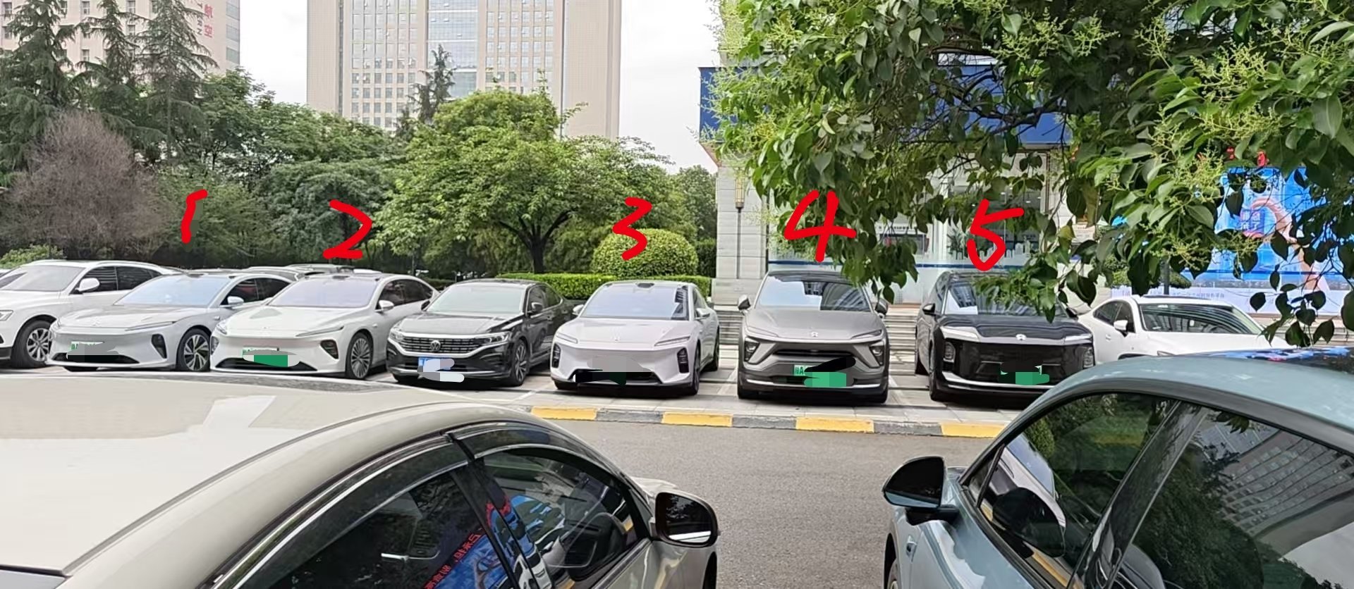啊？？？？银行楼下你就这么随手一拍，这个含蔚量太高了。 