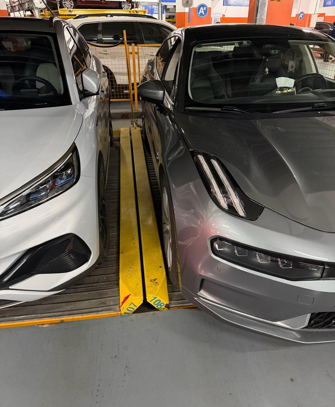 立体车库升降车位配新能源车（追求空间，车普遍越做越宽，越来越长），对车技要求越来