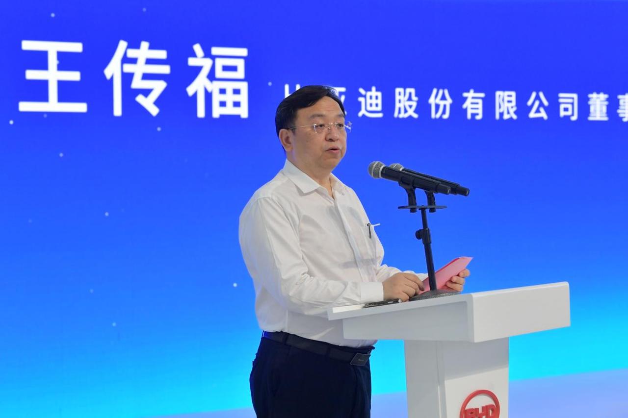 终于击中日本的核心软肋！以往稀土博弈、经济施压都没能让日方警醒，这次汽车赛道的变