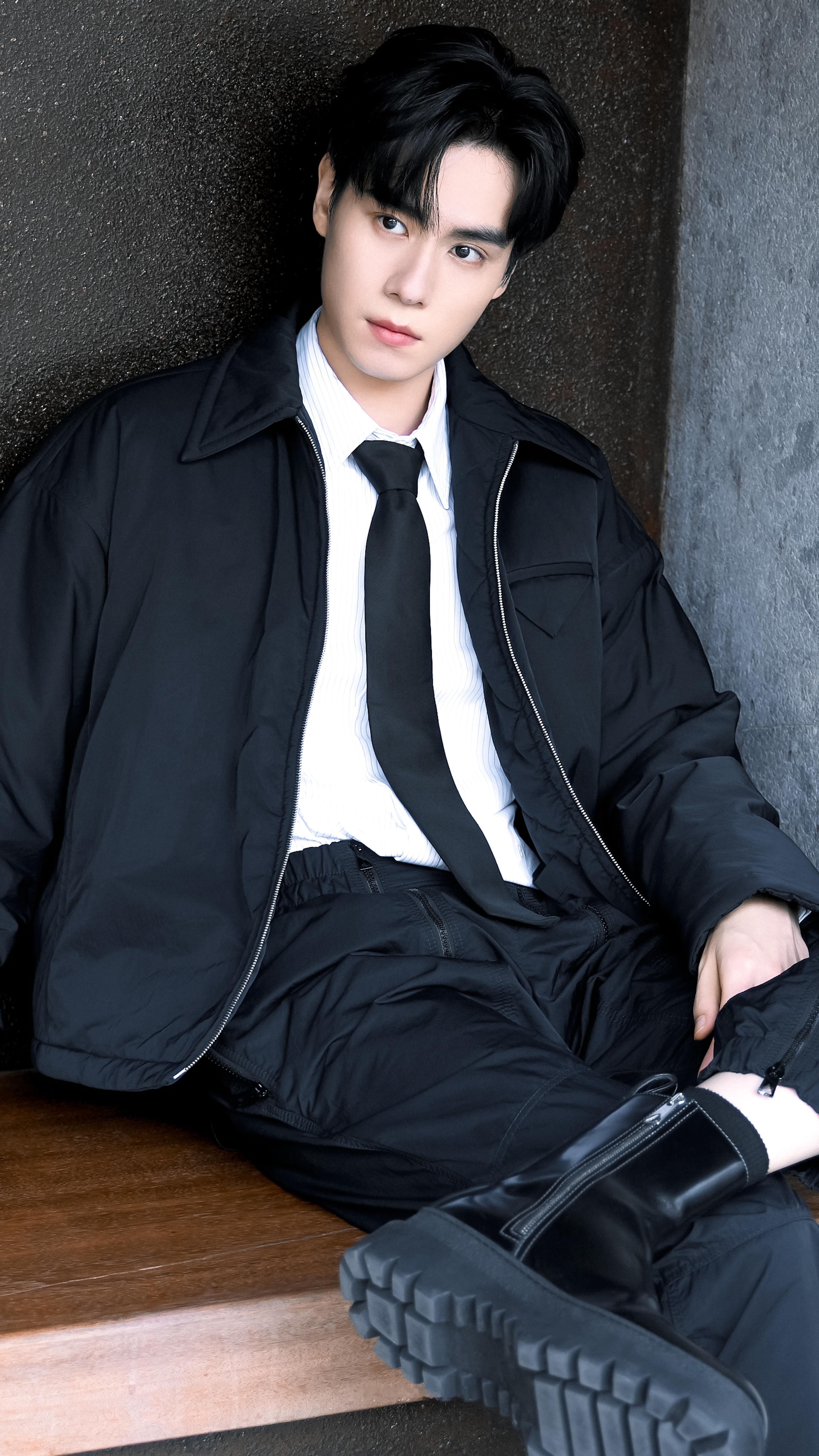 胡一天 胡一天 天才女友 胡一天江逾白 “天空有白云，夜空有星星，田野有小花，草