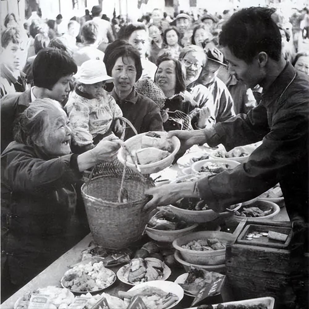 那年我在集市里买菜时，摊前走来一位可怜老人，见他没钱我便送了他几捆菜，没想到因此