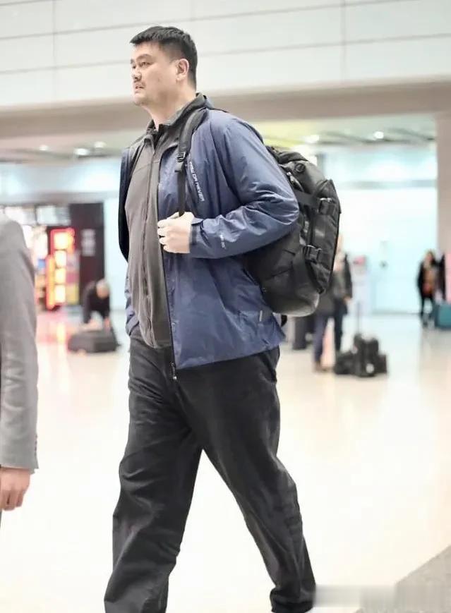 杭州亚运会中国男篮12人名单如下;
赵继伟   183cm    后卫
赵睿  