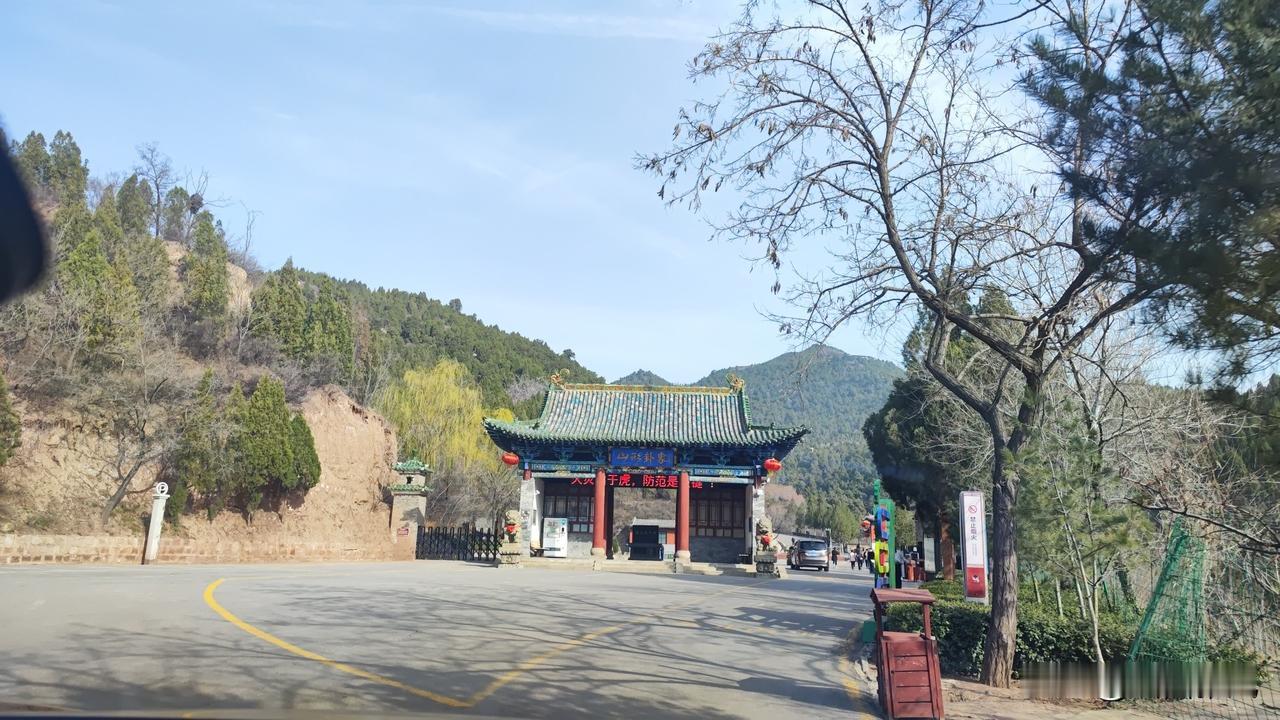 卦山春韵
卦山春醒，嫩枝蘸绿轻描峰峦。天宁寺檐铃摇暖，风裹松涛入经，漫山新香，正