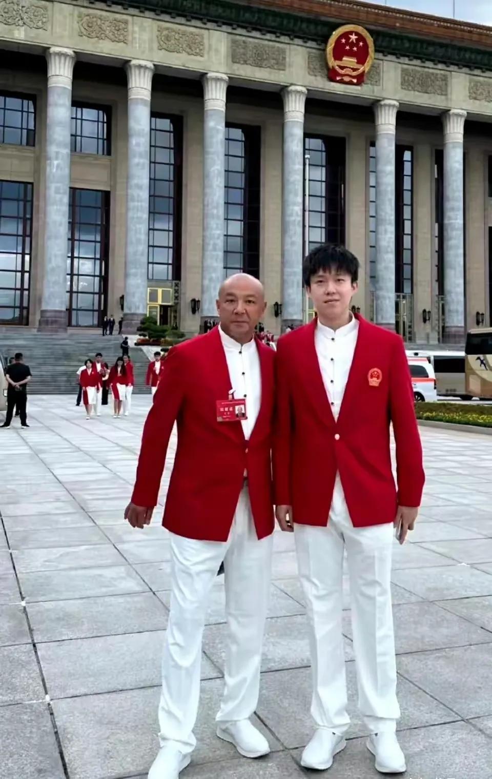 表彰大会，衣服美，人更帅气，师傅和徒弟，非常和谐，有人说是大厨服，我倒觉得服装很