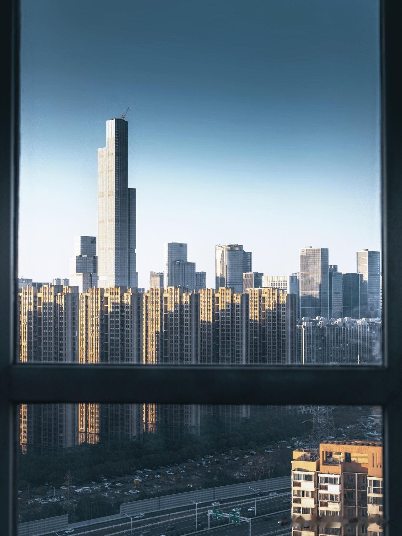 南京城建简直就是中国的芝加哥，这里高楼大厦鳞次栉比，河西新城的摩天建筑群勾勒出震