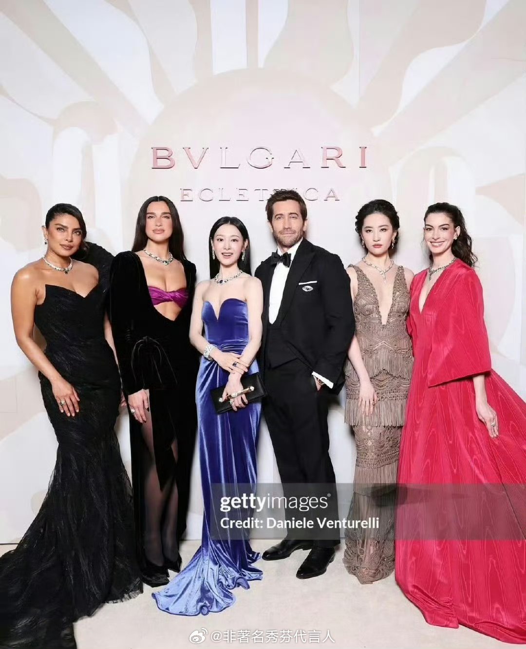 金智媛宝格丽合照C位当然，美女们都很美。 