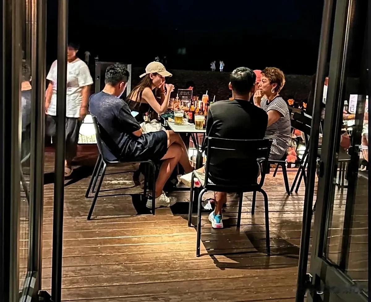 最近汪小菲和马筱梅把俩孩子送去了秦皇岛阿那亚夏令营，不是台湾那边而是河北那个地方