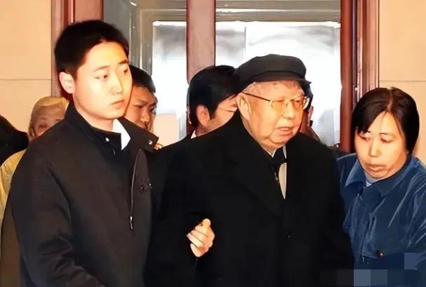 2007年，华国锋最后一次去毛主席纪念堂，临走时高喊一句话，在场的人听了无不感动