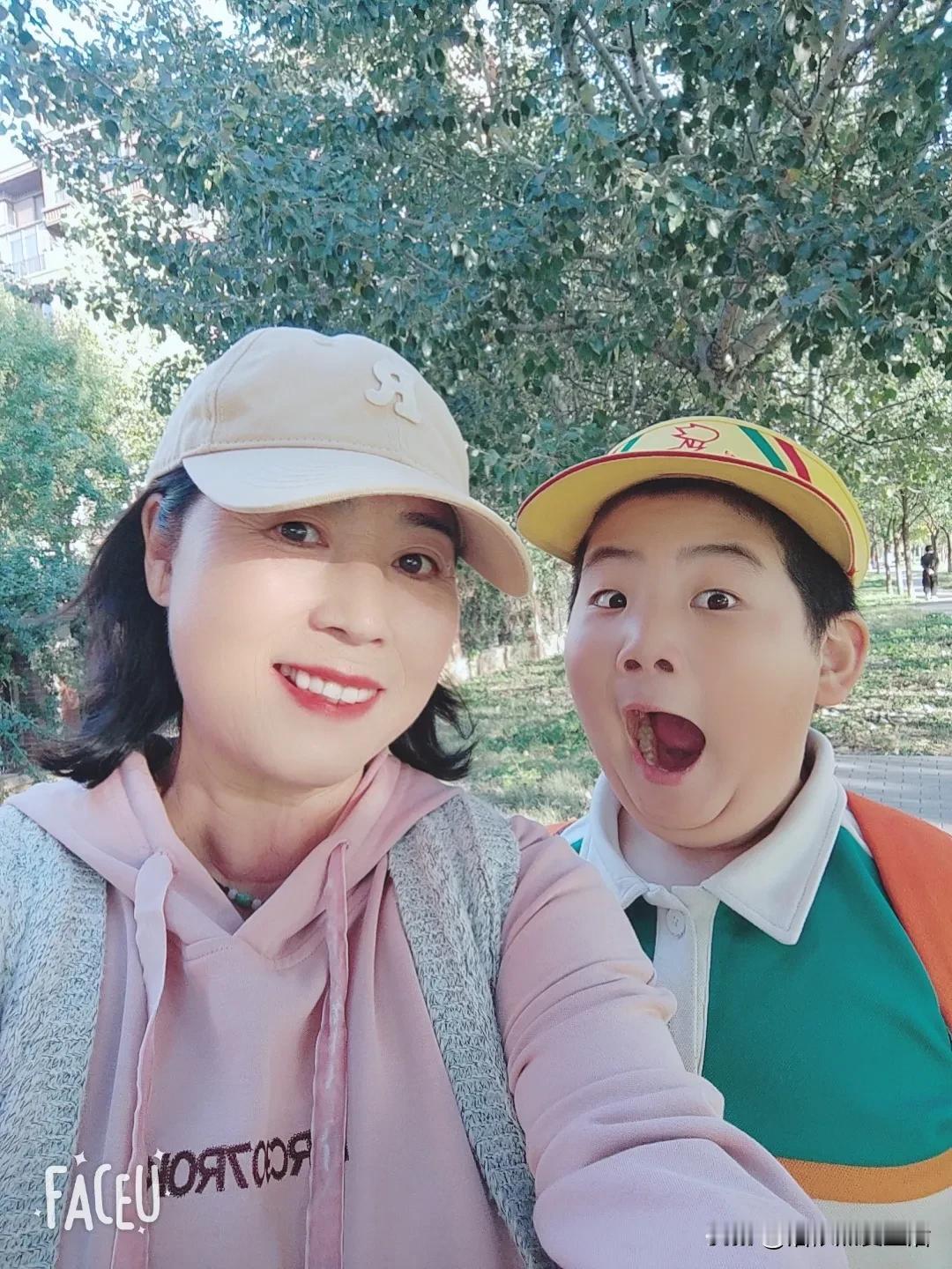 一天中最快乐的时间
就是和孙子一起自拍的时候

这个小东西知道奶奶爱拍照
就投我