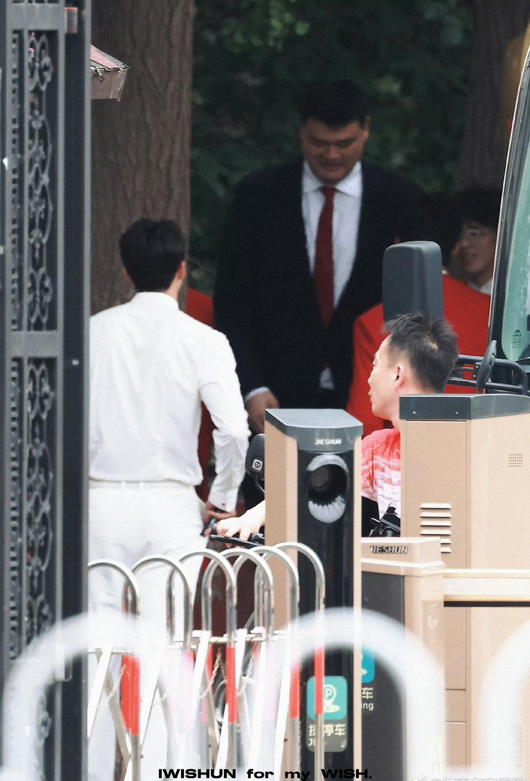翻出一些姚明合照 不止是老顺 无论是谁站在姚明旁边都会变成小手办的[允悲][NO
