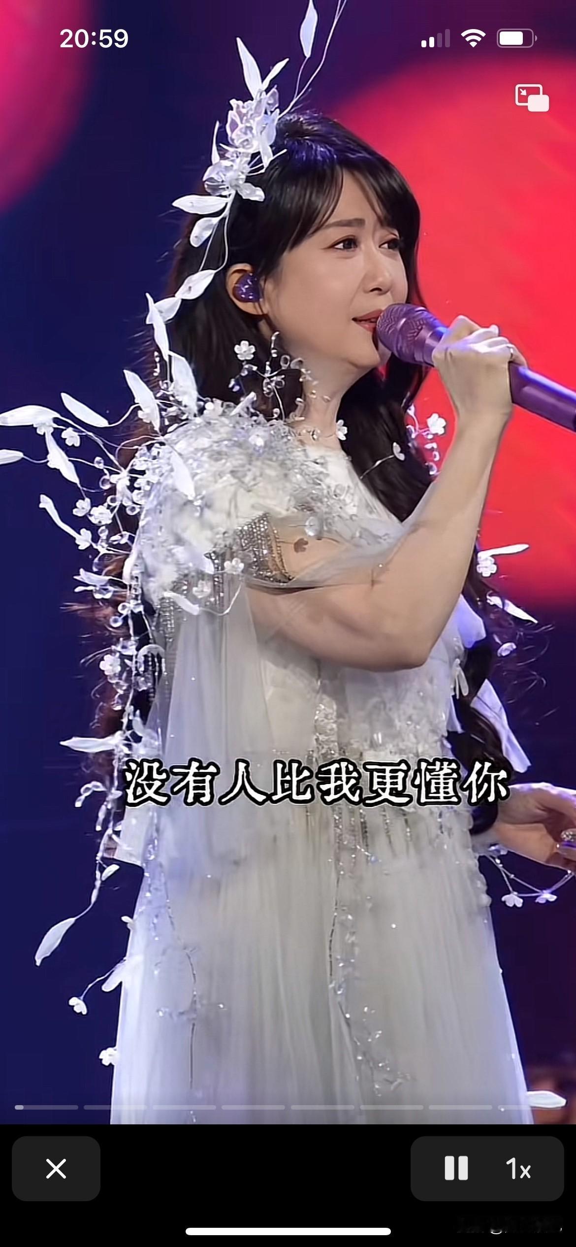 这是不是孟庭苇啊，真不敢相信几十年过去了，她还是这个模样，一点也没有老过。

孟