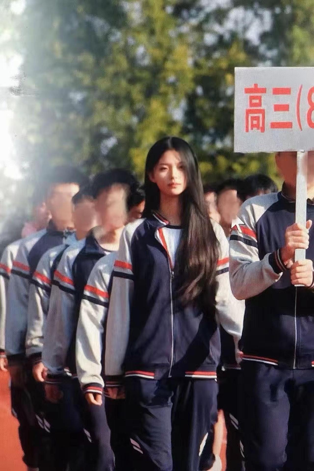 程铮 人变得好快 从校服到模特 登上阿尔卑斯雪山 我再也不是被裁掉的女孩 。看完