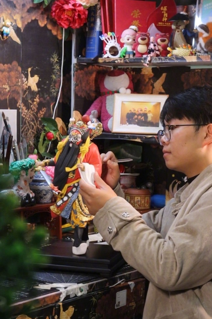 【#00后研究生耗时一月捏关圣帝君面塑#】#00后大学生宿舍捏出关圣帝君面塑# 