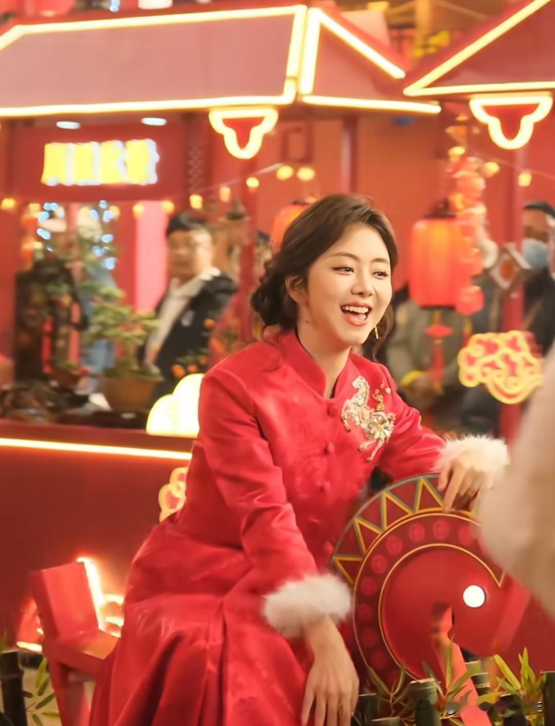 谭松韵穿红色礼服亮相春晚可太惊艳了！2026年春晚宜宾分会场，她身着正红礼裙登场
