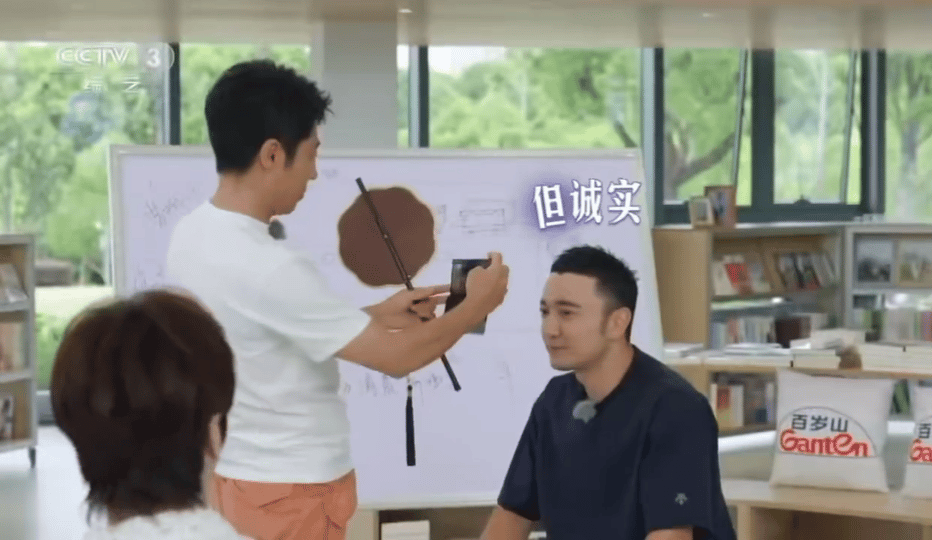 撒贝宁 原来央视主持人现实中长这样 你好时光撒贝宁冲浪水平🈶！！取标题太有网感