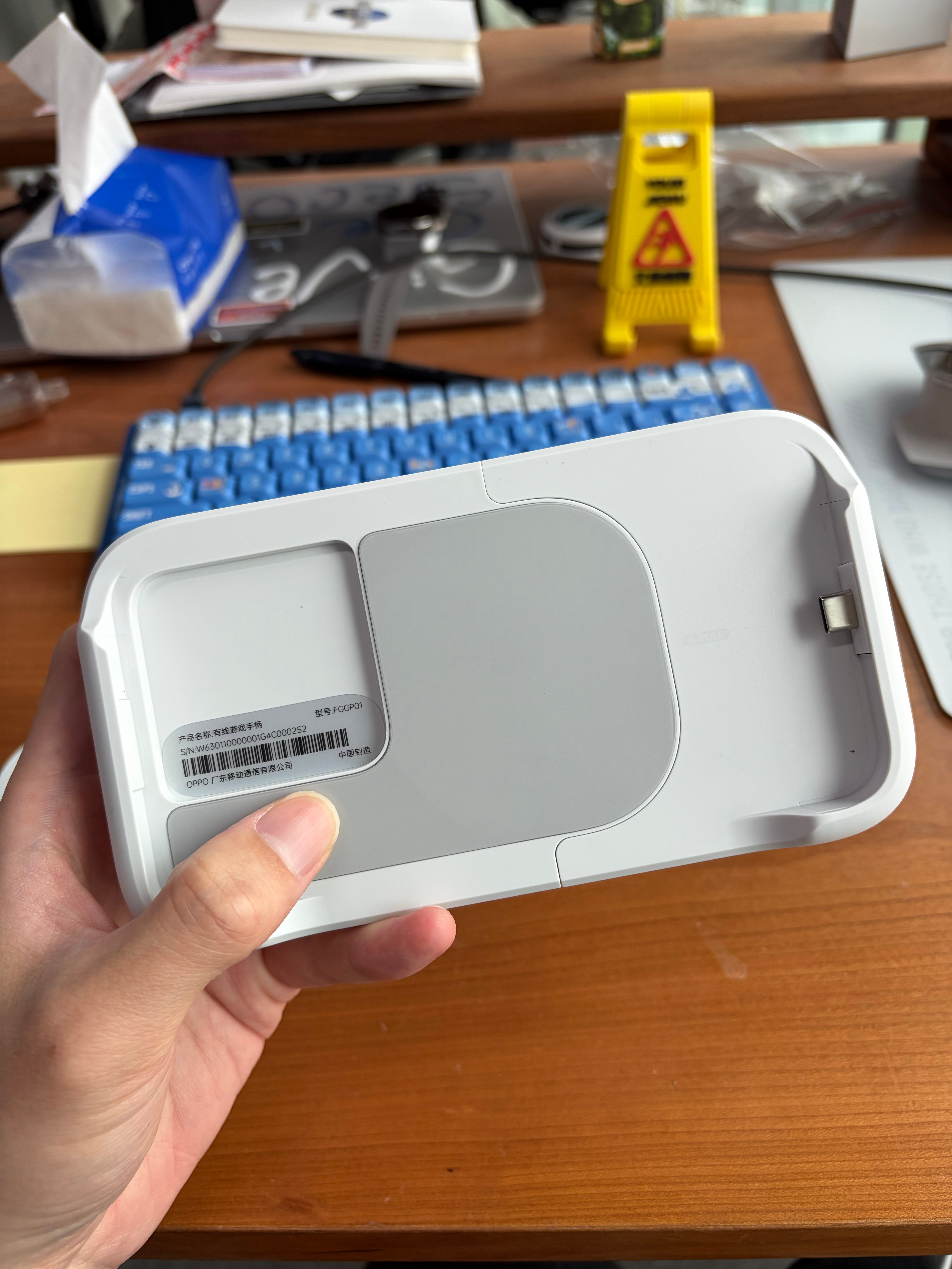 刚收到一加 Ace 6 至尊版以及配套的枪神游戏手柄和散热器，非常有意思。先给你