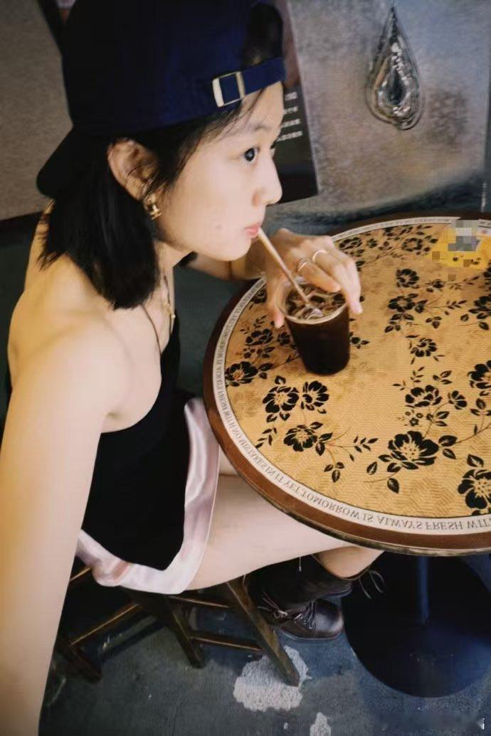 孙千1个人就是1个文案库孙千这张嘴真是绝了，随便发个日常都像在写诗！我憋半天都写