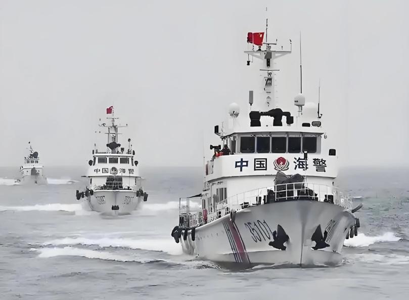 日菲在南海台海画界闹剧一出，中国海警船开到台湾东部海域执法，现在，看出来了吧，为