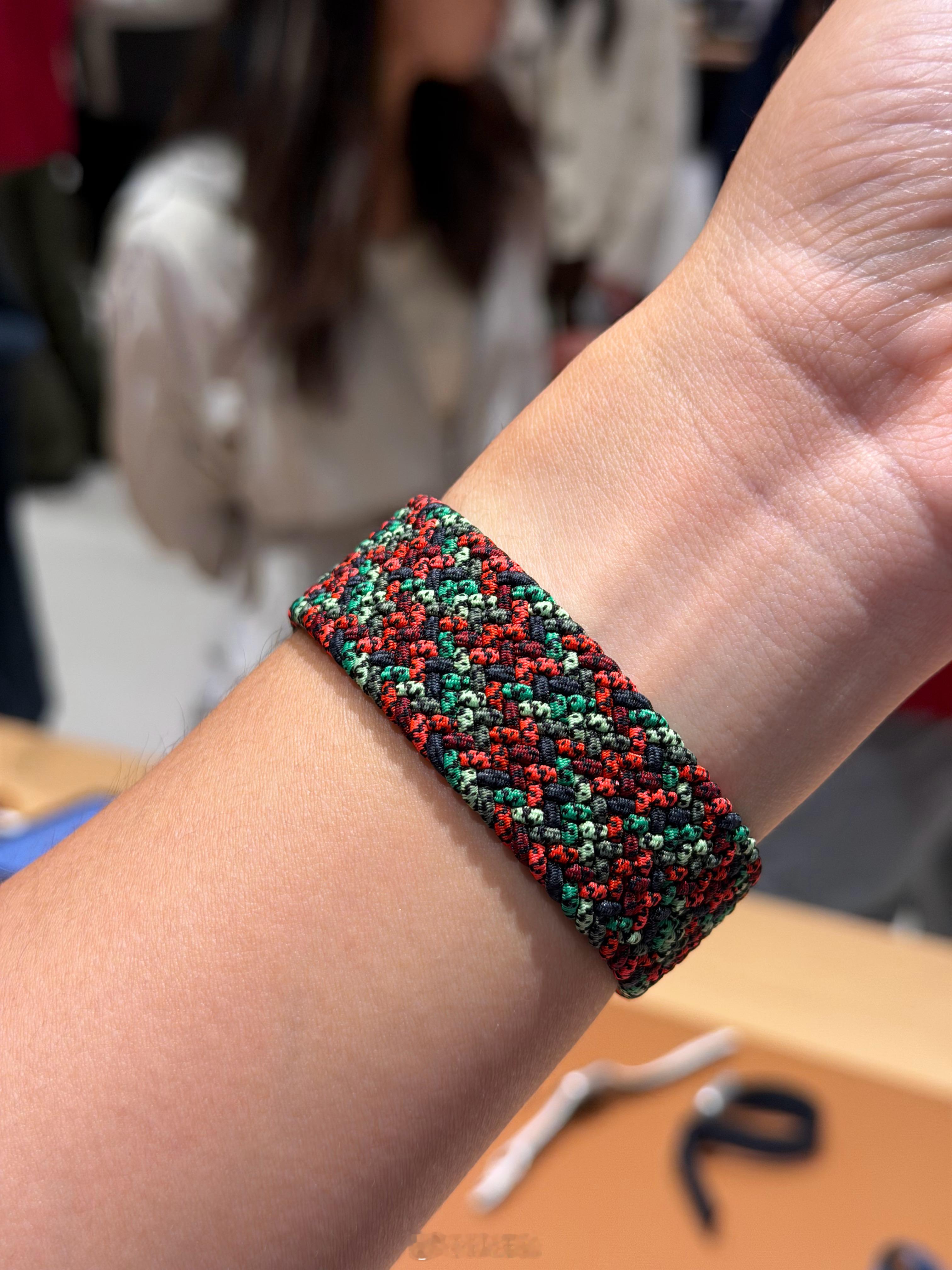 苹果airtag2、Apple Watch全新黑人团结表带快速上手体验airta