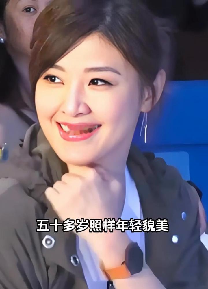 谁说岁月不饶人，五十多岁照样年轻貌美，这才是真逆生长。从小听到大的甜歌，皇后当年