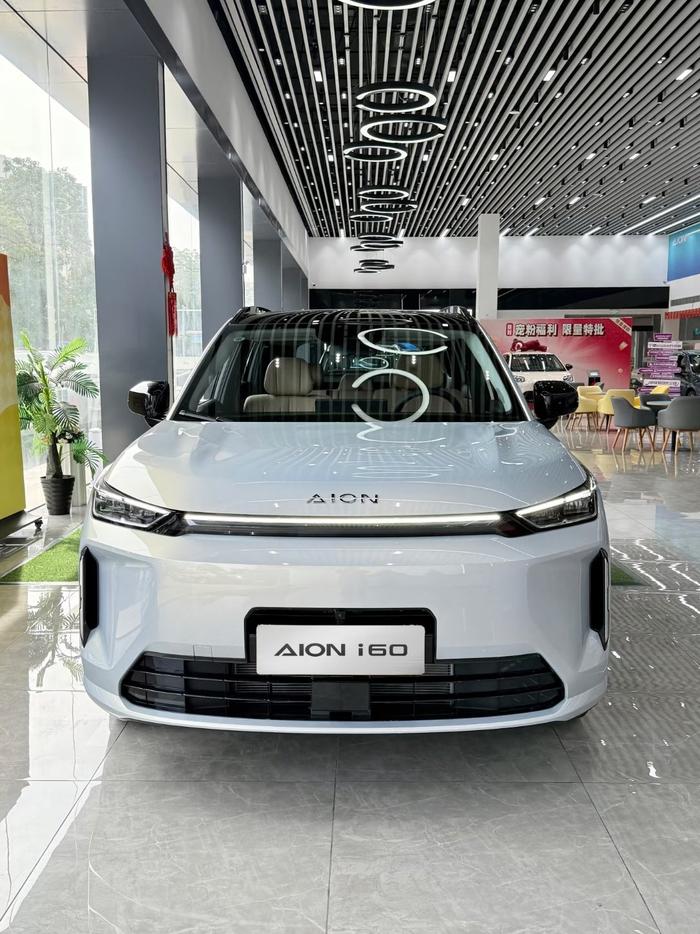 埃安 i60给我的感觉就是务实的家用纯电SUV，没有太激进的设计，属于大众脸，谁