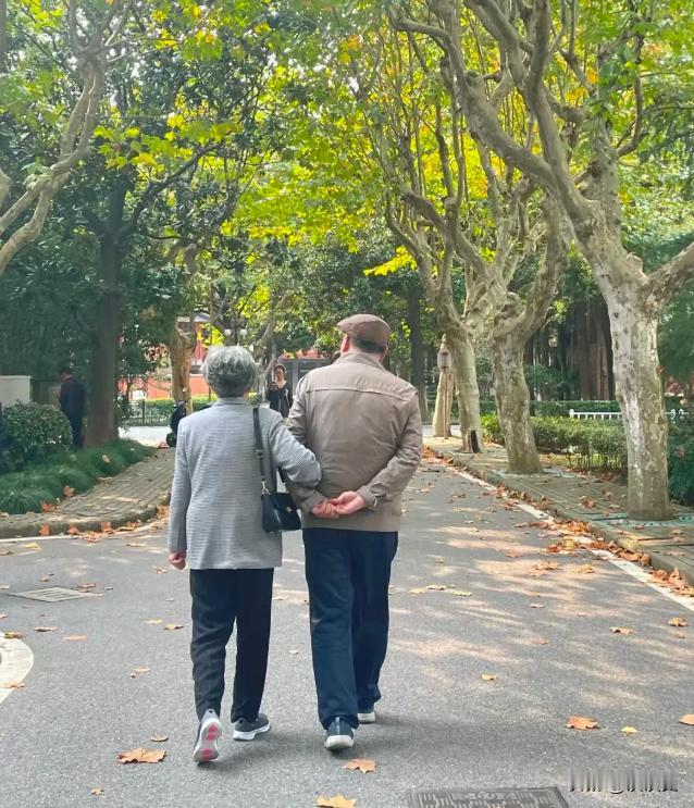 “人过五十五，雌雄不再殊”，这句话挺有意思的。其实就是说，当一个人过了五十五岁，