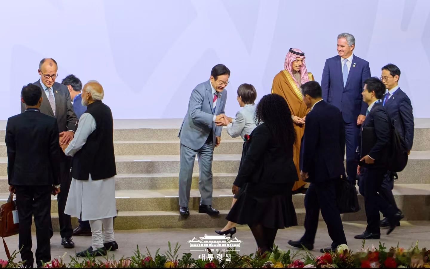 南非峰会，李在明与高市早苗的互动。 