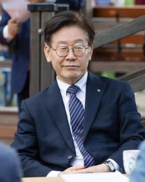 率先打响“第一枪”！李在明高调站队中国台湾，拒不回应赖清德当局！
 
12月3日