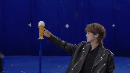 鹿晗片场状态比鲜啤还鲜活 捕捉到鹿晗片场的超赞状态，和鲜啤互动自然又灵动，自带清