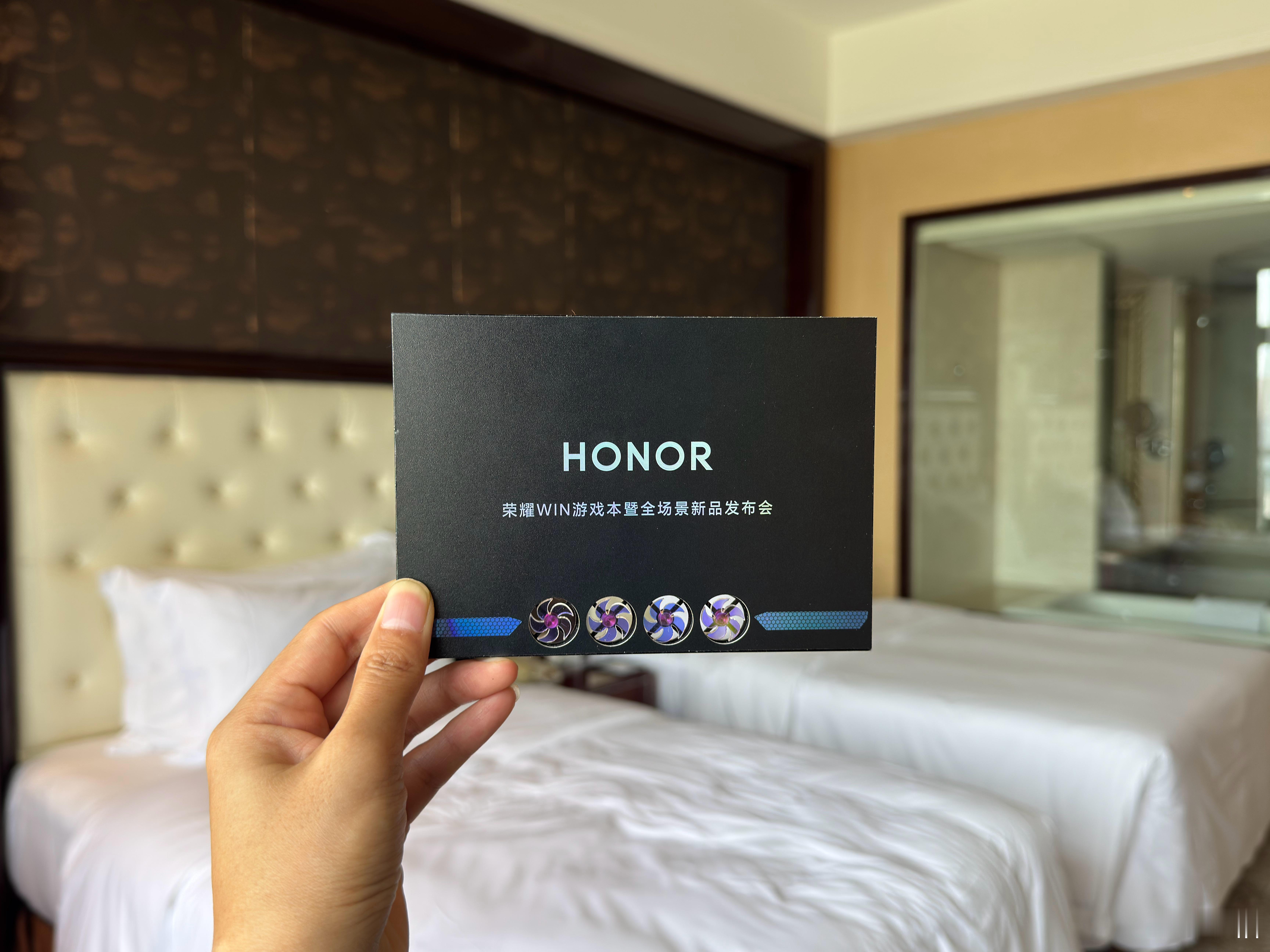 到成都了，下午去看荣耀WIN游戏本发布 成都