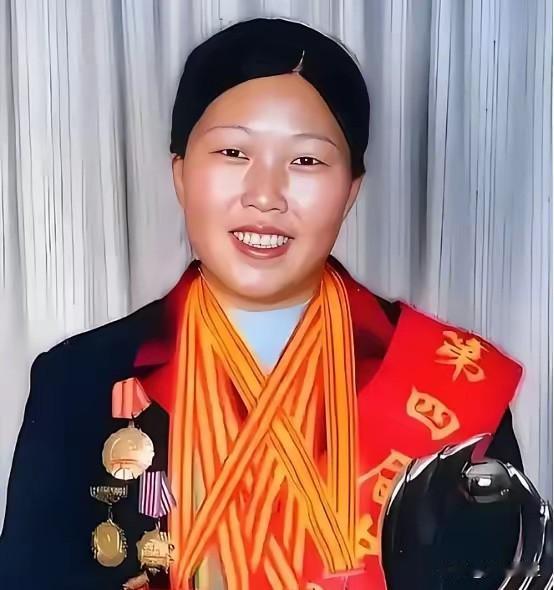 黄沙埋乡愁，绿海铸传奇：19岁远嫁荒漠的姑娘，用一生治沙改写命运

1985年正
