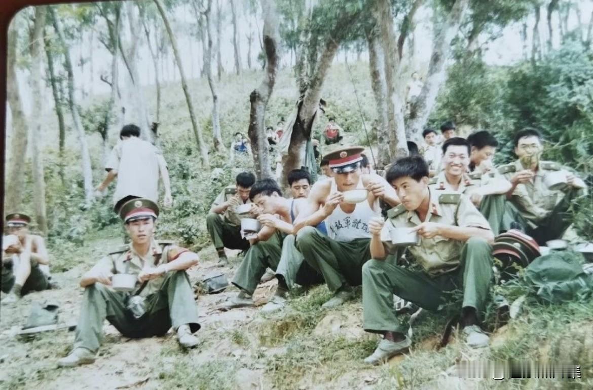 中国人民解放军体育学院85届学员在野营路上的老照片，很多人应该记不得这个学校了吧