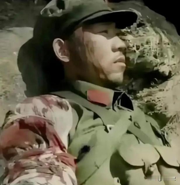 有一张老照片，看过的人无不动容，这是一级战斗英雄蒋金柱留在世间最后的影像。照片里