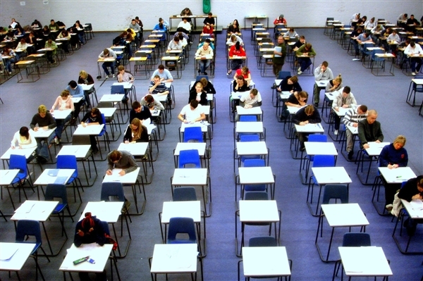 【美国部分富人放弃传统学校：年费7.5万美元送孩子读AI私塾】据媒体报道，大多数