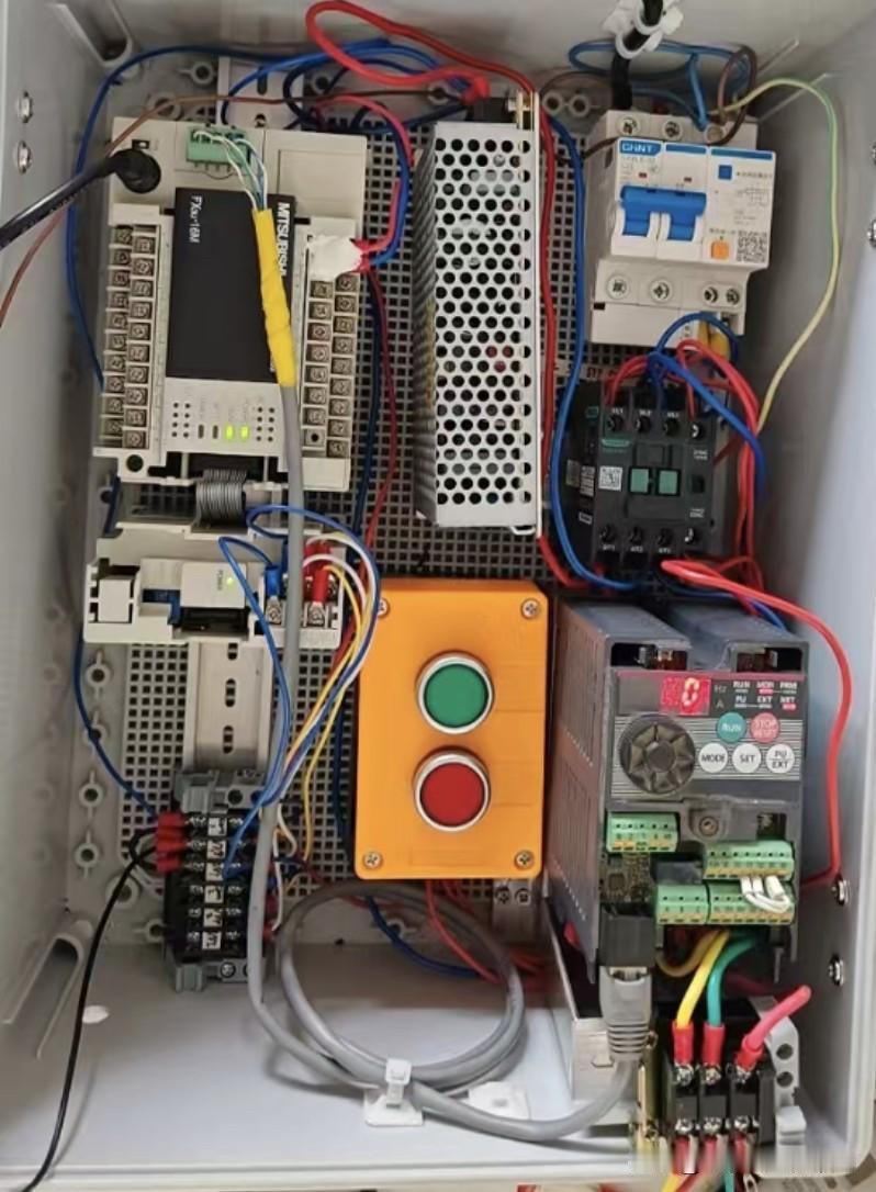 今天有位小伙伴问他用的是三菱GX-WORKS2编程软件，他把程序写进PLC里面后